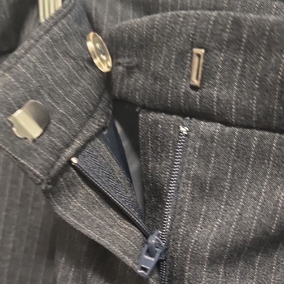 Le Suit Dark Gray Pinstripe Pantsuit Excellent Condition Size 22 W - Picture 13 of 16